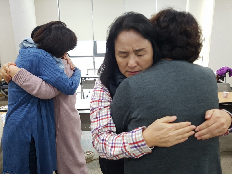 서로기도하며.jpg