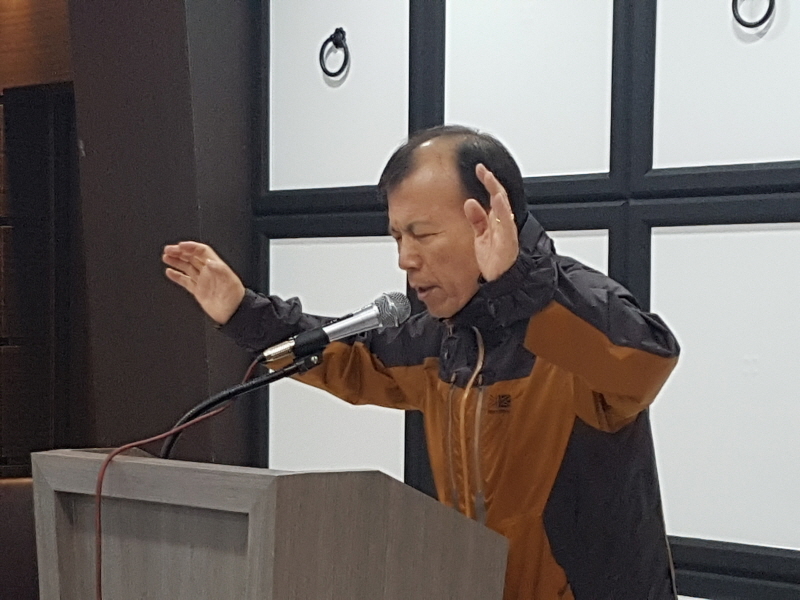 김인중목사 폐회예배축도.jpg